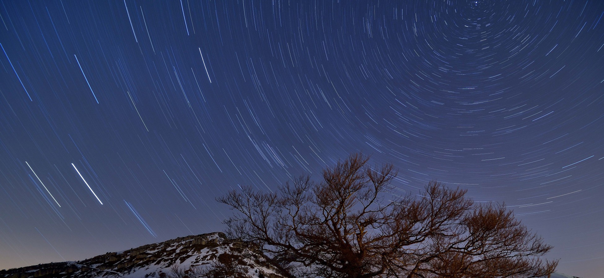 Pannello 4 - foto 1 | "Startrail Corna Piana Monte Baldo" fotografia a posa lunga con la Stella Polare al centro della rotazione, di Francesco Vaona, da "Trentino Outdoor", Curcu&Genovese 2014