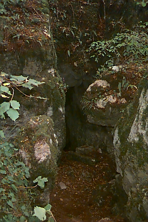 Grotte di Castel Corno.  Ingresso di una delle grotte