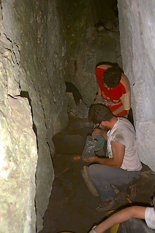 Grotte di Castel Corno. Interno delle grotte durante lo scavo