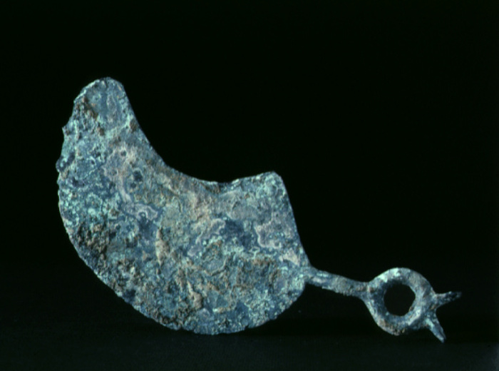 Rasoio di bronzo dalla necropoli di Nomi (prima età del ferro)