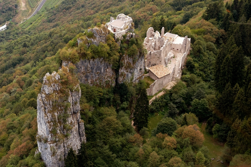 Castel Corno (Isera). Veduta